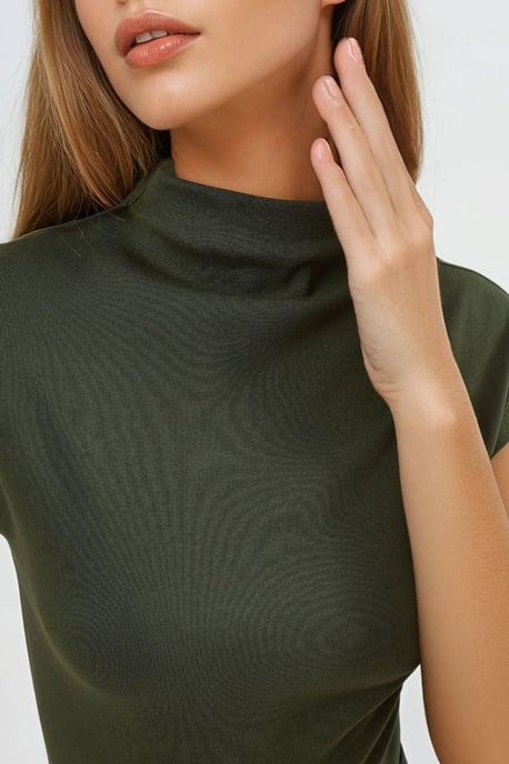 Figurbetonte Bluse mit Stehkragen und kurzen Ärmeln aus Strick - Image 5