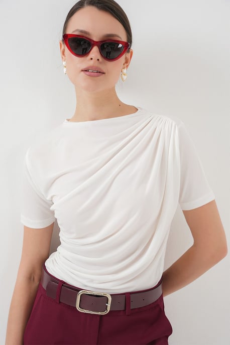Taillierte Bluse mit Rüschendetails und Rundhalsausschnitt - Image 3