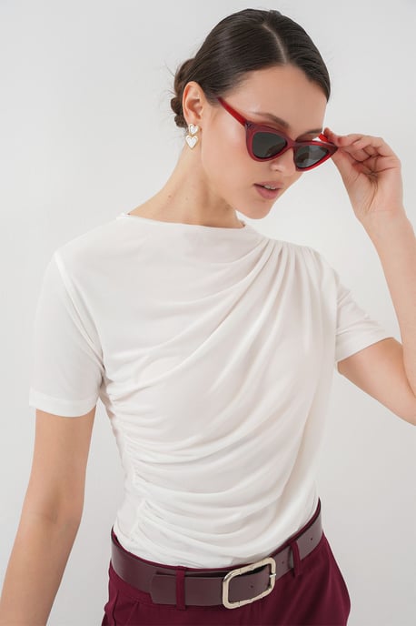 Taillierte Bluse mit Rüschendetails und Rundhalsausschnitt - Image 4