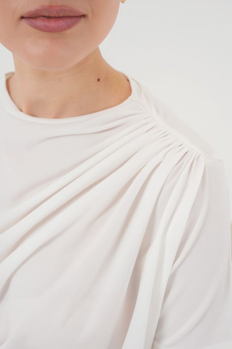 Taillierte Bluse mit Rüschendetails und Rundhalsausschnitt - Image 5