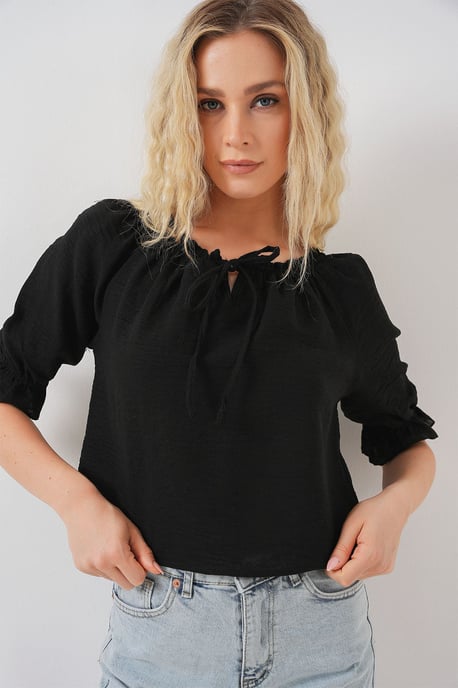 Texturierte Bootsausschnitt-Crop-Bluse mit Pompon-Detail - Image 1