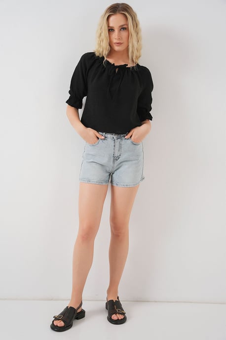 Texturierte Bootsausschnitt-Crop-Bluse mit Pompon-Detail - Image 2