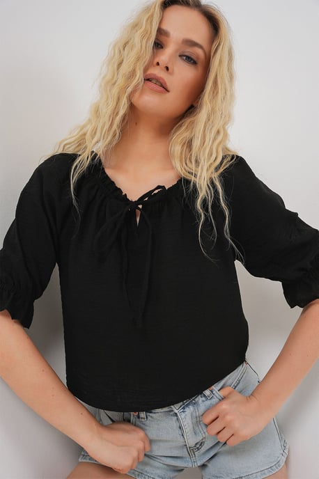 Texturierte Bootsausschnitt-Crop-Bluse mit Pompon-Detail - Image 3