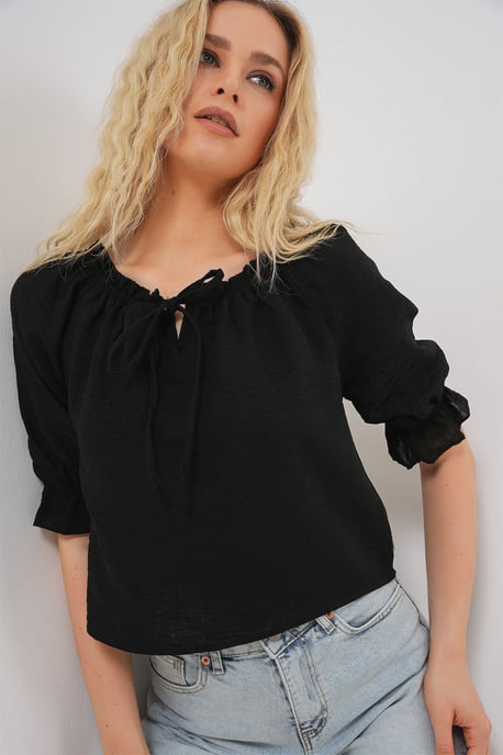 Texturierte Bootsausschnitt-Crop-Bluse mit Pompon-Detail - Image 4