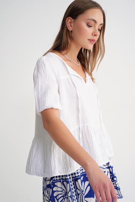 Strukturierte Musselin Rundhalsbluse mit Bindungsdetail - Image 4