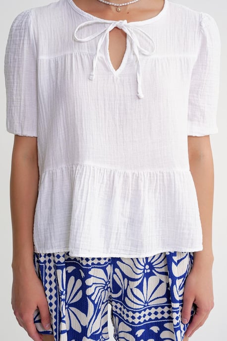 Strukturierte Musselin Rundhalsbluse mit Bindungsdetail - Image 5
