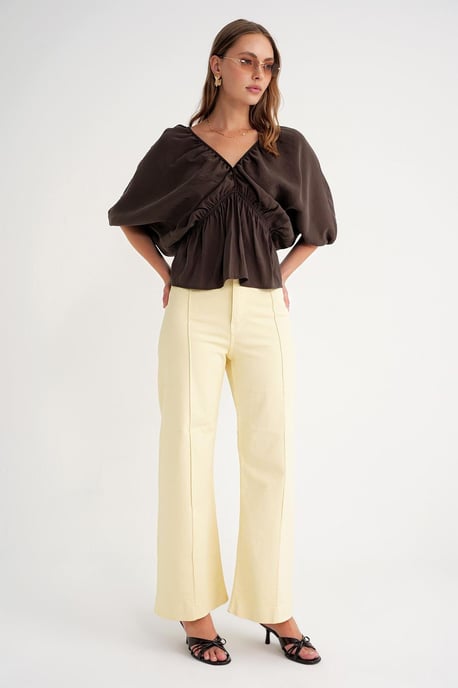 V-Ausschnitt-Bluse mit Rüschendetail - Image 2
