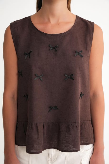 Bluse mit Rundhalsausschnitt und Schleifendetail - Image 4