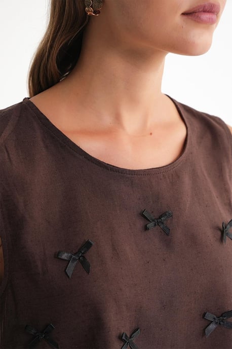 Bluse mit Rundhalsausschnitt und Schleifendetail - Image 5