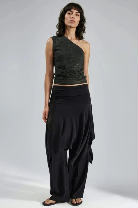 Figurbetonte, glänzende ärmellose Bluse mit asymmetrischem Kragen - Image 5