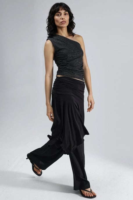 Figurbetonte, glänzende ärmellose Bluse mit asymmetrischem Kragen - Image 6