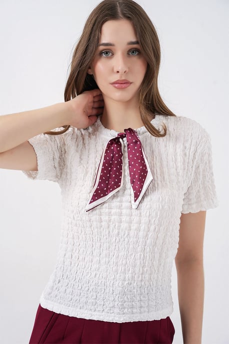 Strukturierte Bluse mit Rundhalsausschnitt und Schal-Detail - Image 4