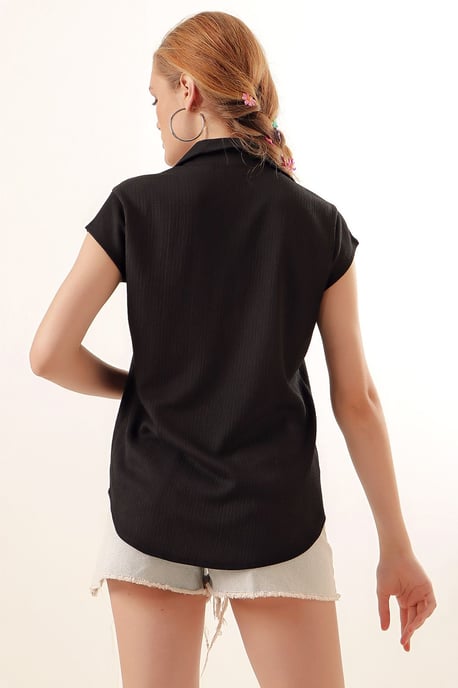 Strukturierte Polohemd-Bluse mit Knopfverschluss - Image 5