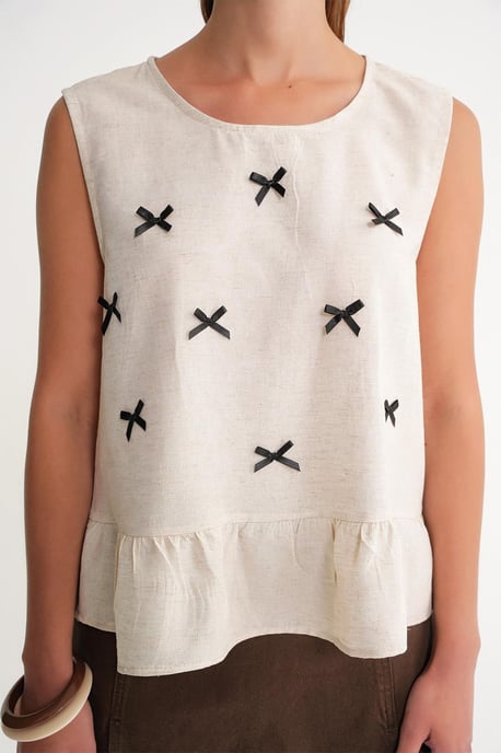 Bluse mit Rundhalsausschnitt und Schleifendetail - Image 3