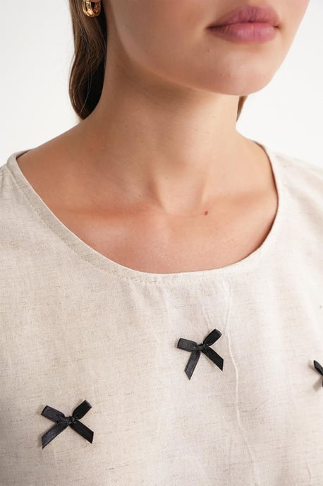 Bluse mit Rundhalsausschnitt und Schleifendetail - Image 4