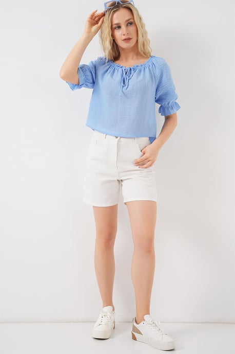 Strukturierte Boot-Ausschnitt-Crop-Bluse mit Pompon-Detail - Image 2