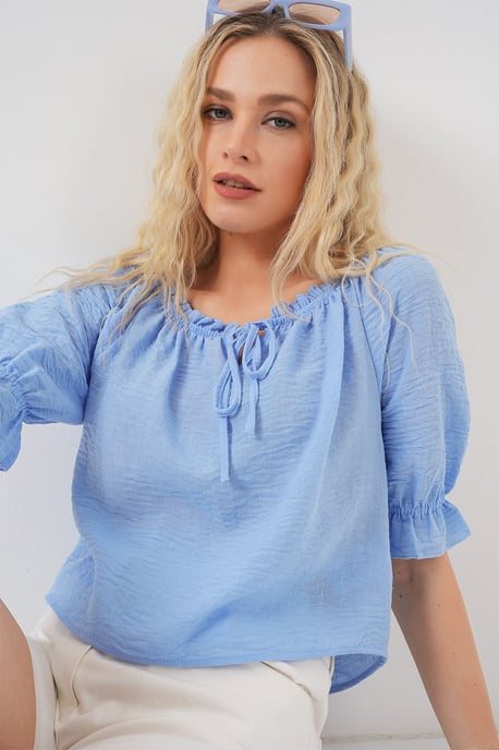 Strukturierte Boot-Ausschnitt-Crop-Bluse mit Pompon-Detail - Image 4