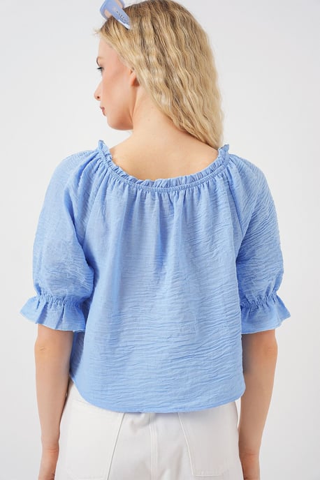 Strukturierte Boot-Ausschnitt-Crop-Bluse mit Pompon-Detail - Image 6