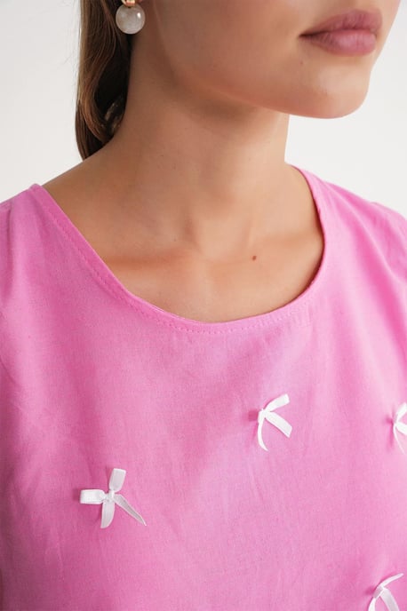Bluse mit Rundhalsausschnitt und Schleifendetail - Image 5