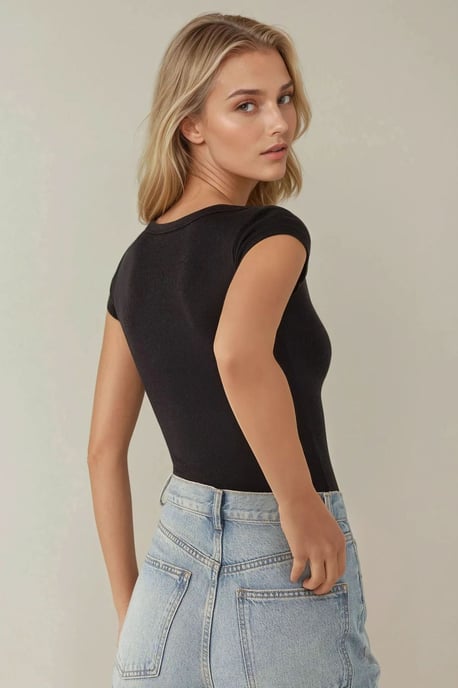 Hiccup Schmal geschnittenes Ripp-Crop-Top mit rundem Ausschnitt - Schwarz - Image 4