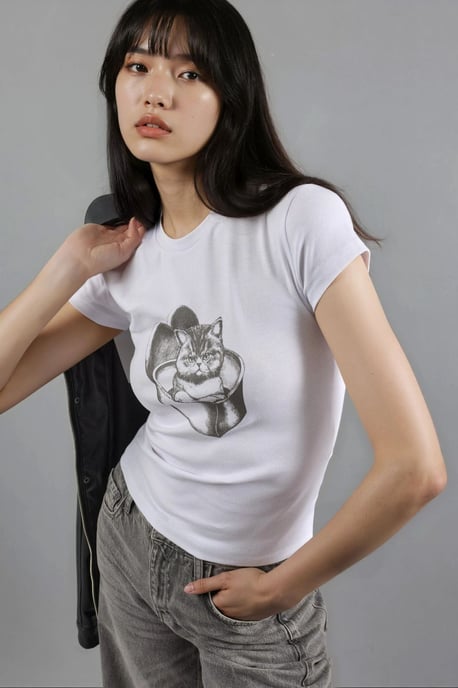 Bedrucktes, enganliegendes Rundhals-Strick-Crop-Top - Image 1