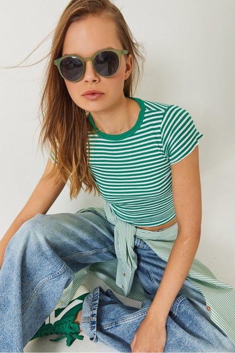 Gestreiftes Ripp-Crop-Top mit Rundhalsausschnitt - Image 1