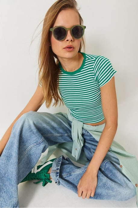 Gestreiftes Ripp-Crop-Top mit Rundhalsausschnitt - Image 2