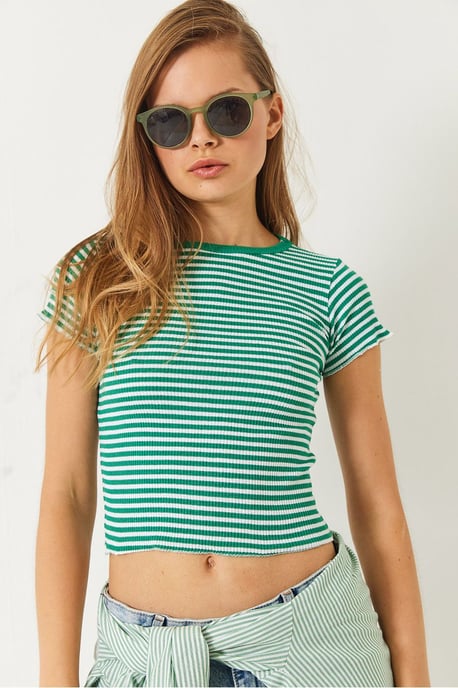 Gestreiftes Ripp-Crop-Top mit Rundhalsausschnitt - Image 4
