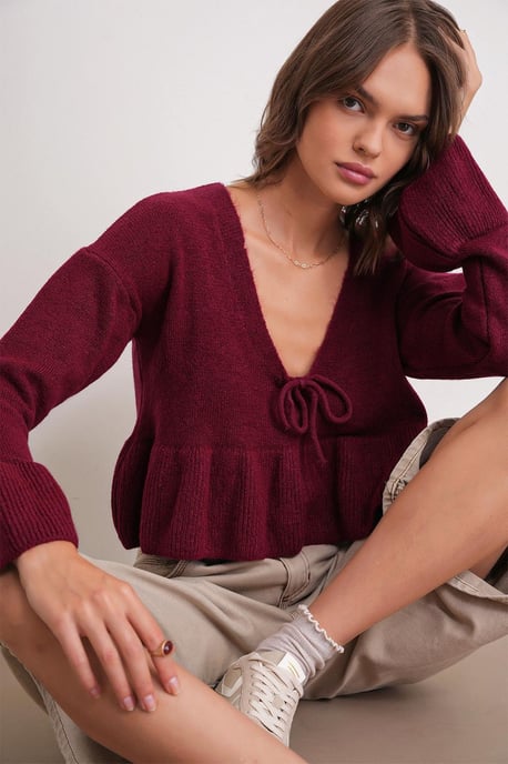 Knitpullover mit tiefem, detailliertem V-Ausschnitt und Rüschen - Image 1