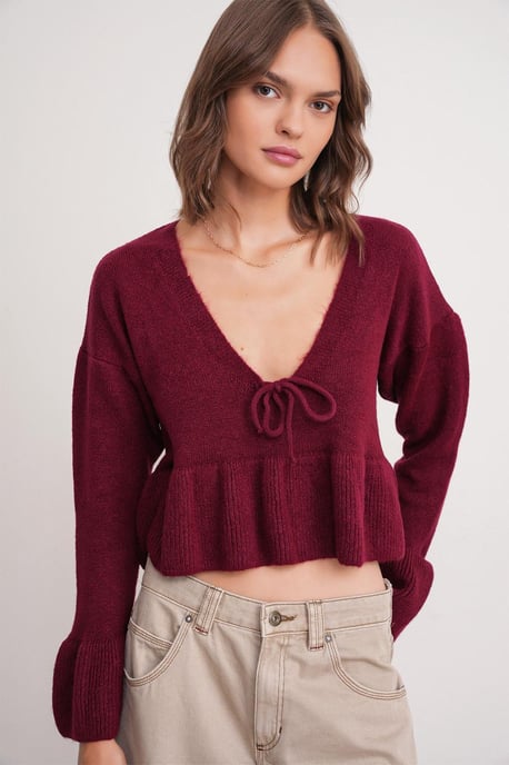 Knitpullover mit tiefem, detailliertem V-Ausschnitt und Rüschen - Image 3