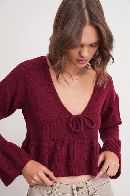 Knitpullover mit tiefem, detailliertem V-Ausschnitt und Rüschen - Image 4