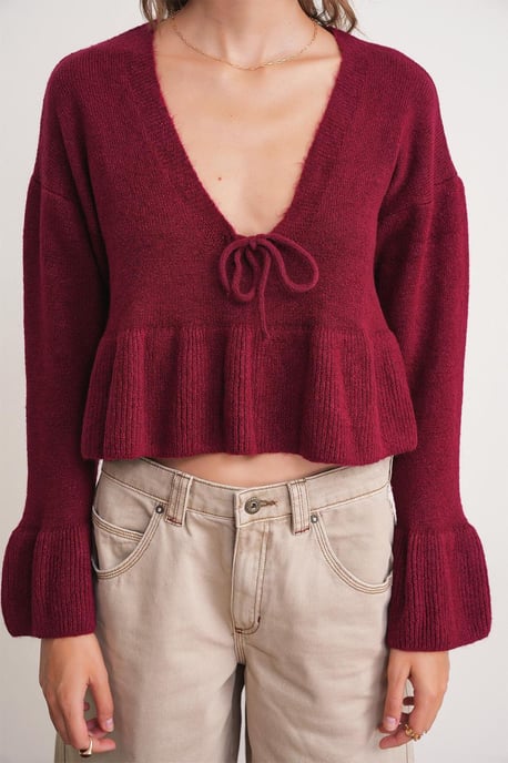 Knitpullover mit tiefem, detailliertem V-Ausschnitt und Rüschen - Image 5