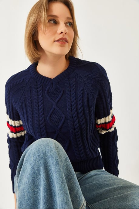 Musterierter V-Ausschnitt Enganliegender Strickpullover - Image 3