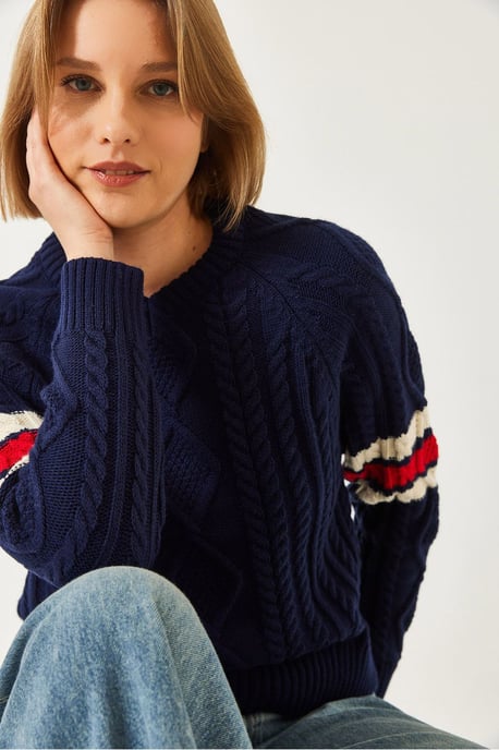 Musterierter V-Ausschnitt Enganliegender Strickpullover - Image 4