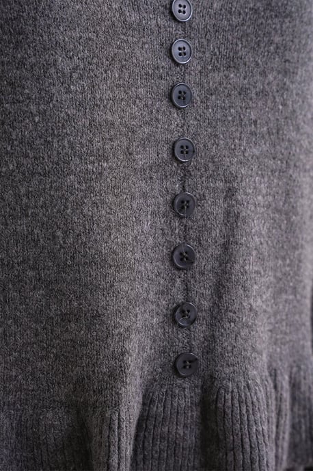 Leichtes V-Ausschnitt-Stricktop mit Knopfdetails - Image 6