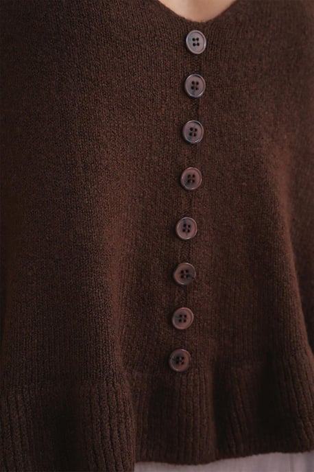 Leichtes V-Ausschnitt-Stricktop mit Knopfdetail - Image 5