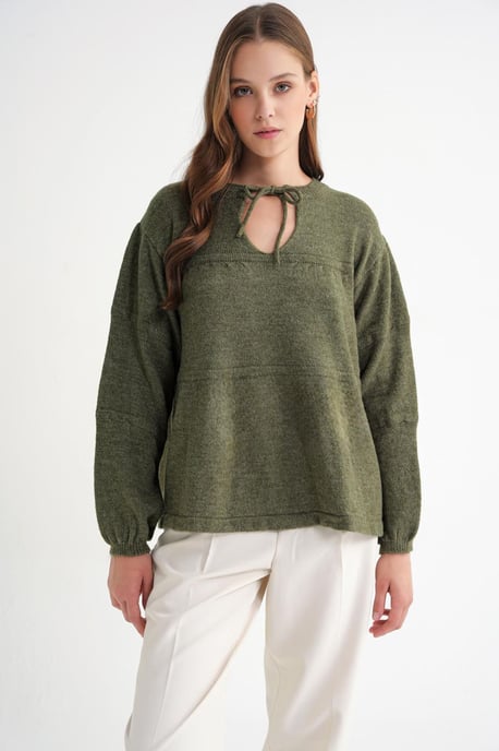 Locker gestrickter Pullover mit Bindeband - Image 1