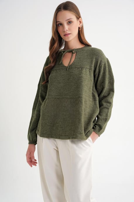 Locker gestrickter Pullover mit Bindeband - Image 3