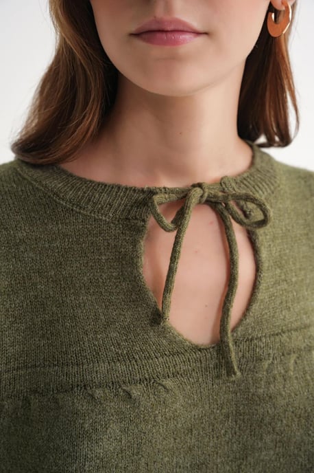 Locker gestrickter Pullover mit Bindeband - Image 6