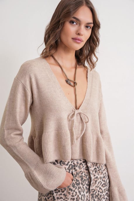 Knitpullover mit tiefem, detailliertem V-Ausschnitt und Rüschen - Image 1
