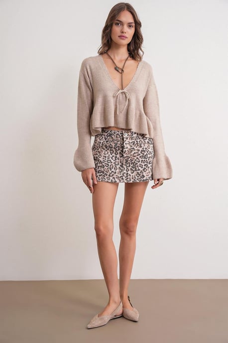 Knitpullover mit tiefem, detailliertem V-Ausschnitt und Rüschen - Image 2