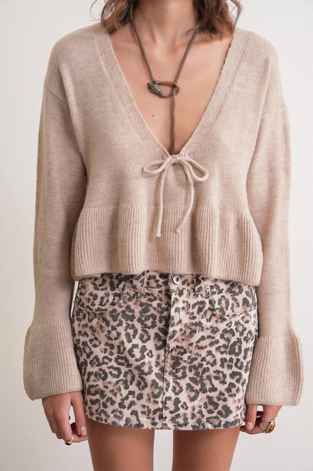 Knitpullover mit tiefem, detailliertem V-Ausschnitt und Rüschen - Image 5