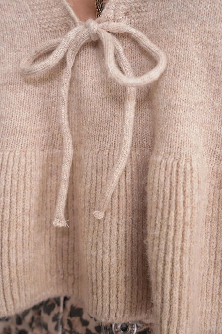 Knitpullover mit tiefem, detailliertem V-Ausschnitt und Rüschen - Image 6