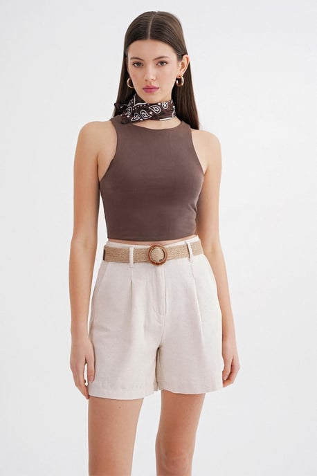 Hochgeschnittene Shorts mit Gürtel-Detail - Image 6