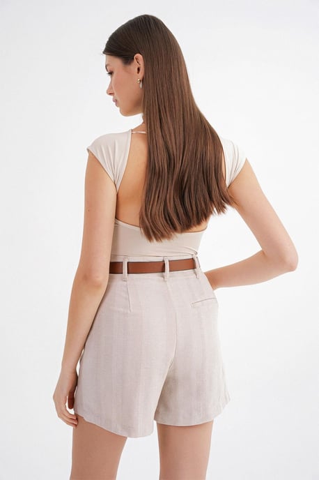 Hochgeschnittene Shorts mit Gürtel-Detail - Image 6