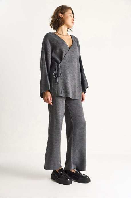 Doppelt geöffnete Krawattenbluse und weit geschnittene Hose Set - Image 2
