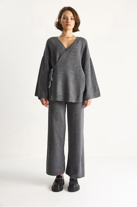 Doppelt geöffnete Krawattenbluse und weit geschnittene Hose Set - Image 3