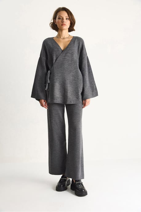 Doppelt geöffnete Krawattenbluse und weit geschnittene Hose Set - Image 4