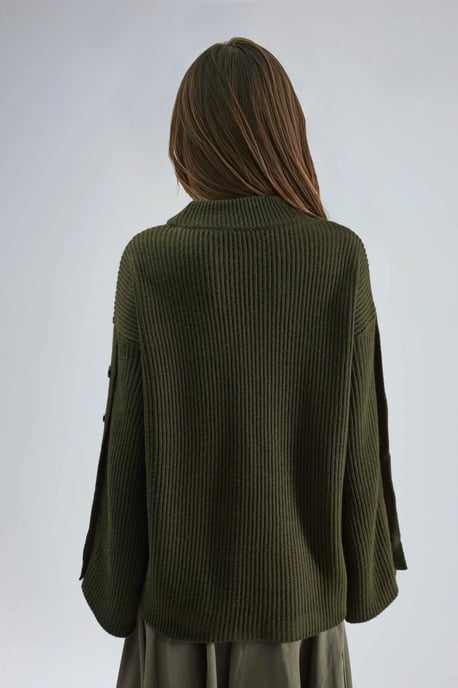Dicker Strickpullover mit Schlitz und Knopfdetails - Image 6