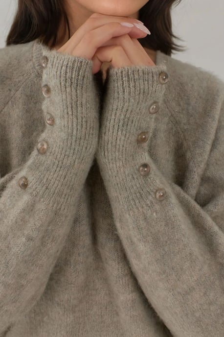 Weicher strukturierter Pullover mit Knopfdetails und langen Ärmeln - Image 2